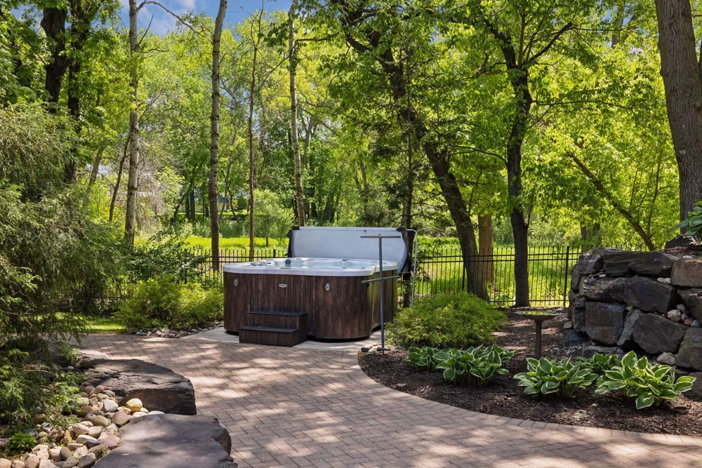 614 Hidden Creek Trail Mendota Heights, MN 55118