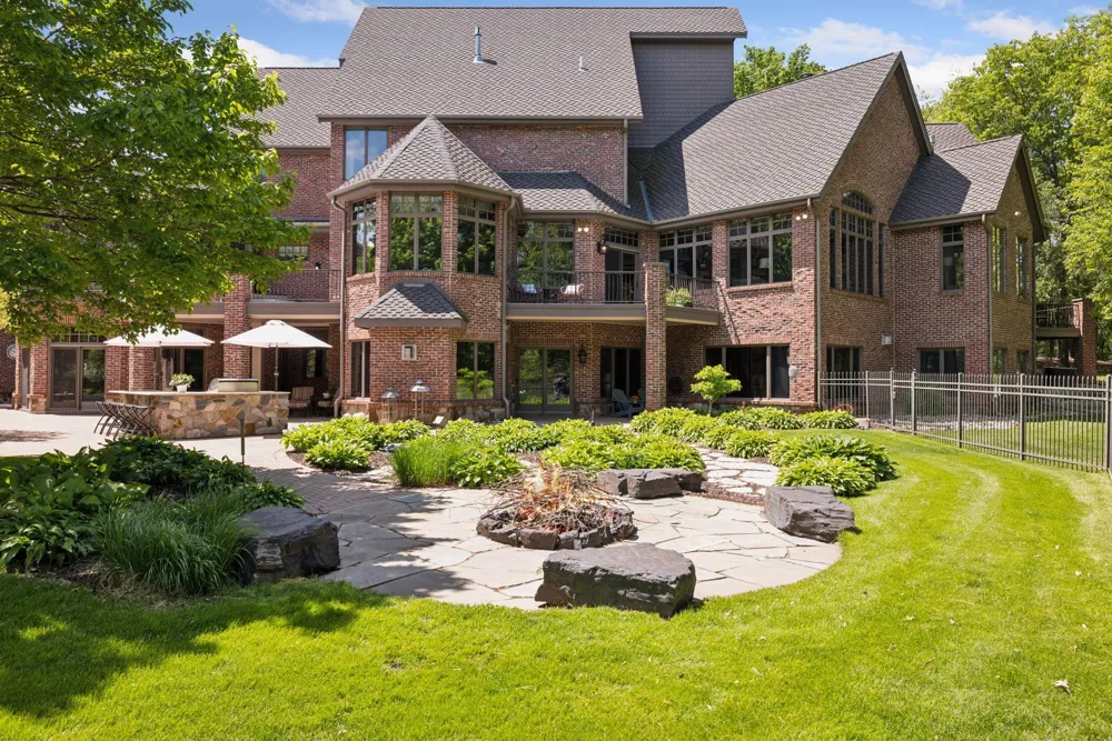 614 Hidden Creek Trail Mendota Heights, MN 55118