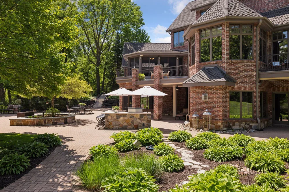 614 Hidden Creek Trail Mendota Heights, MN 55118