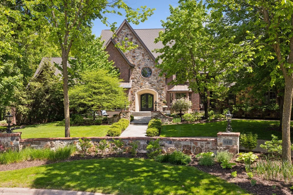 614 Hidden Creek Trail Mendota Heights, MN 55118