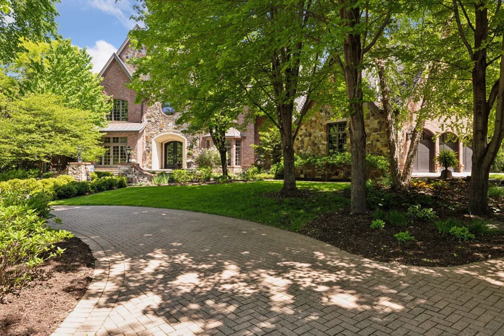614 Hidden Creek Trail Mendota Heights, MN 55118