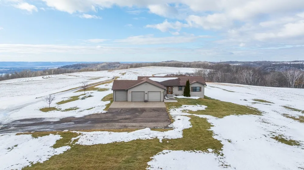 W1660 Maplewood Lane Alma, WI 54610