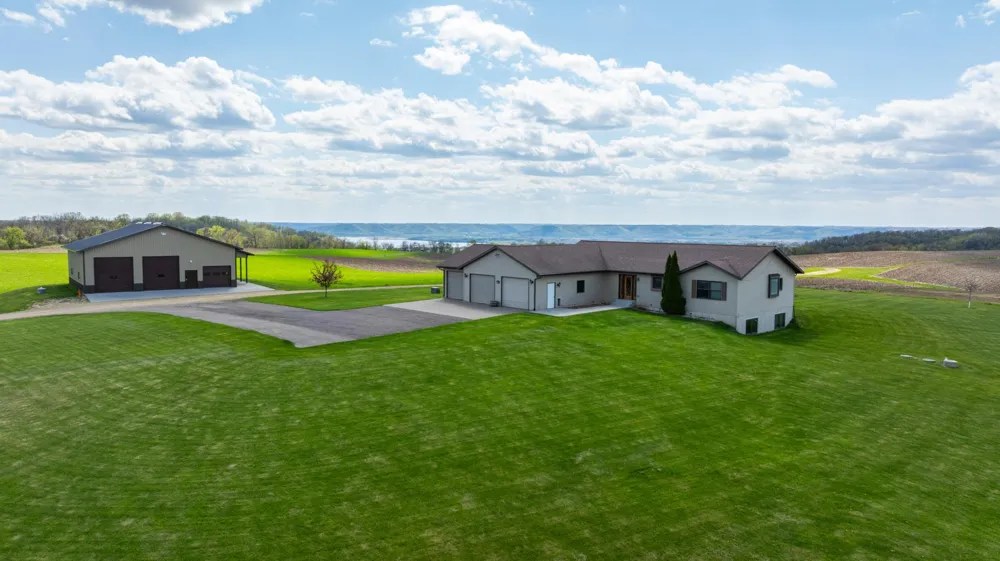W1660 Maplewood Lane Alma, WI 54610