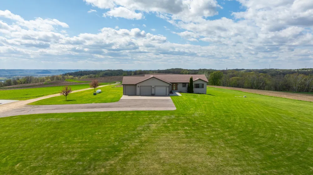W1660 Maplewood Lane Alma, WI 54610