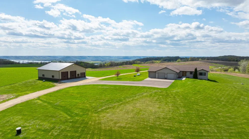 W1660 Maplewood Lane Alma, WI 54610