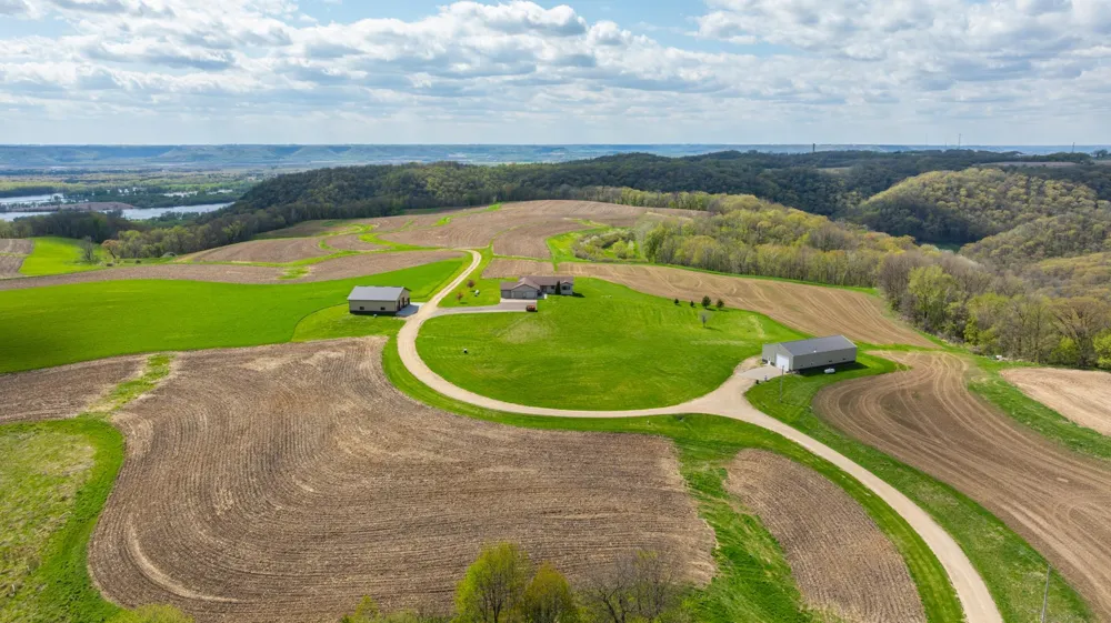 W1660 Maplewood Lane Alma, WI 54610