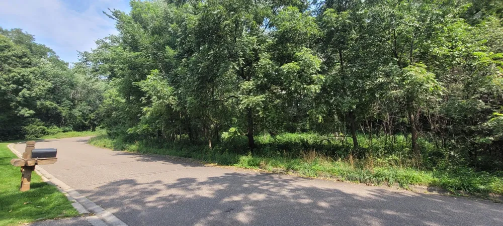 4893 Woodhurst Lane Minnetonka, MN 55345