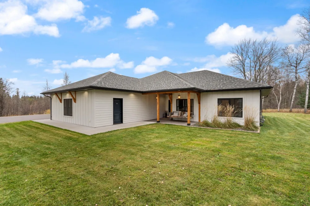 59 E Riverside Road Esko, MN 55733