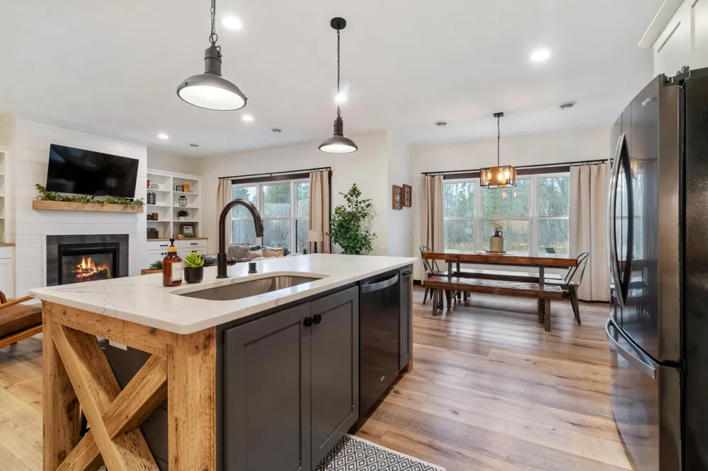 59 E Riverside Road Esko, MN 55733