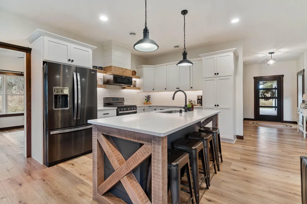 59 E Riverside Road Esko, MN 55733