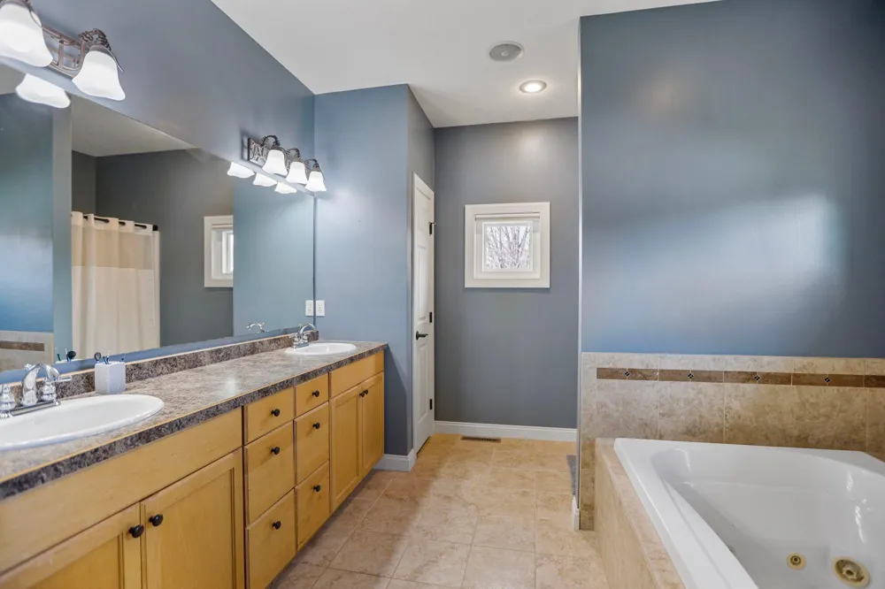 1929 Woodcrest Drive NE Owatonna, MN 55060