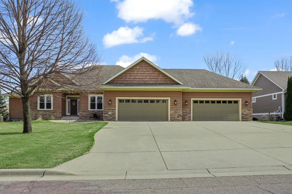 1929 Woodcrest Drive NE Owatonna, MN 55060