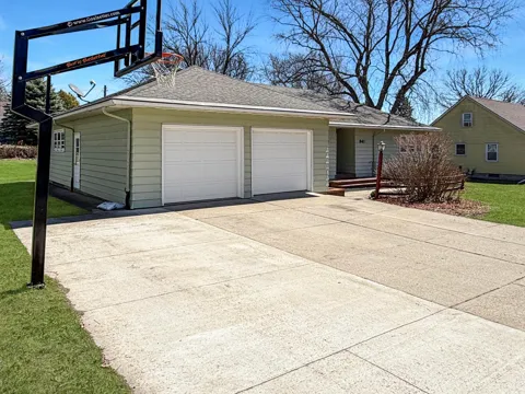 841 Redwood Drive