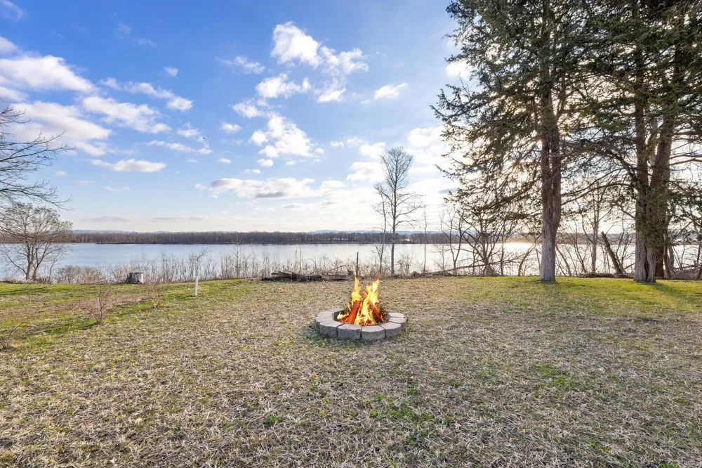 46652 Riverview Drive La Crescent, MN 55947