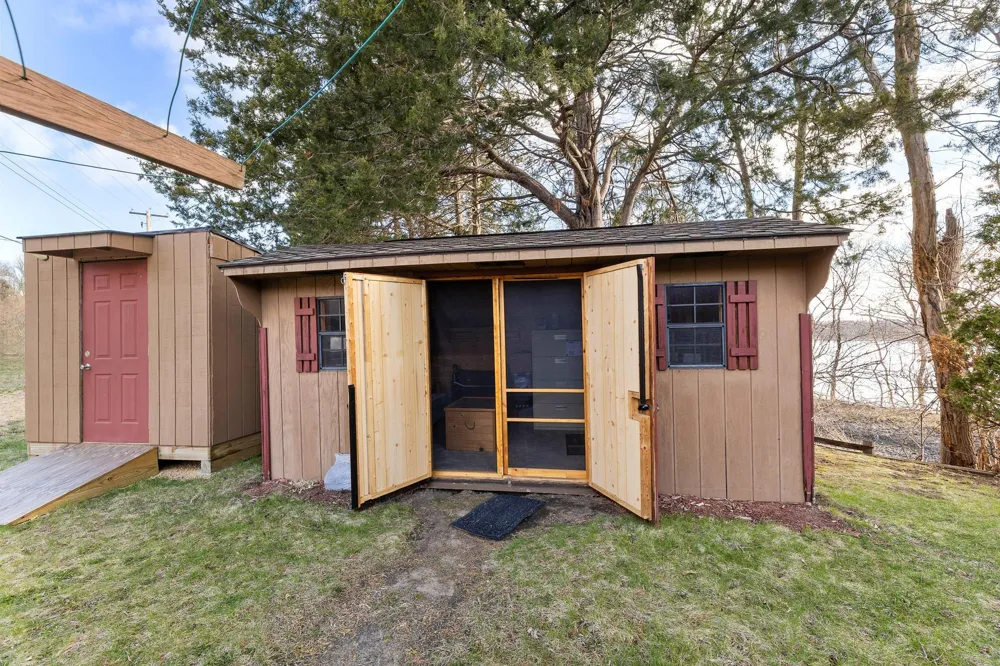 46652 Riverview Drive La Crescent, MN 55947