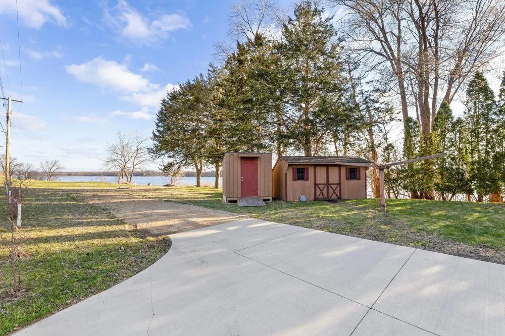 46652 Riverview Drive La Crescent, MN 55947