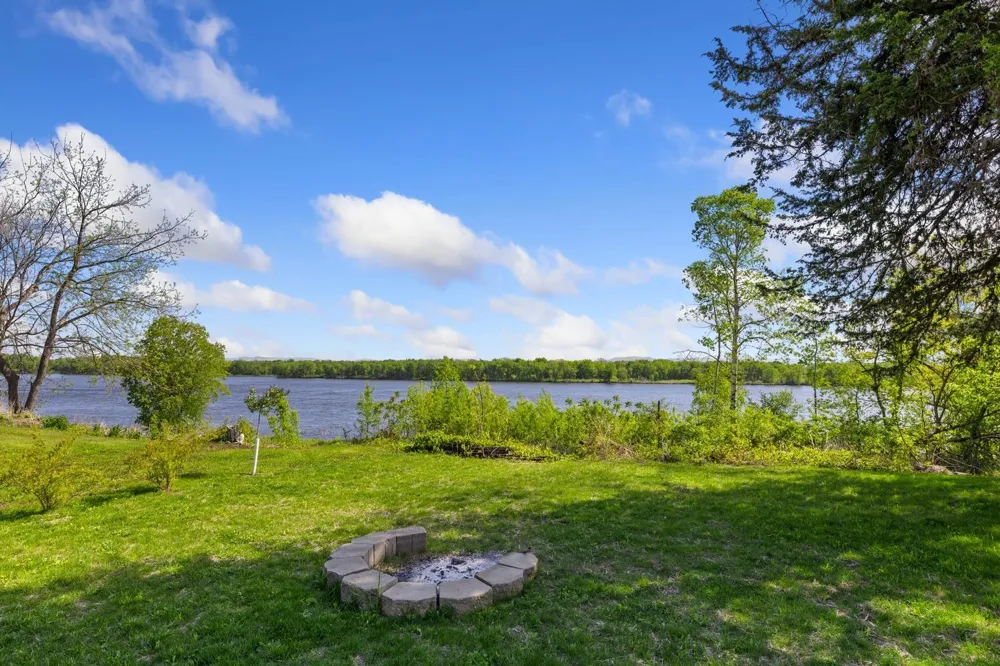 46652 Riverview Drive La Crescent, MN 55947