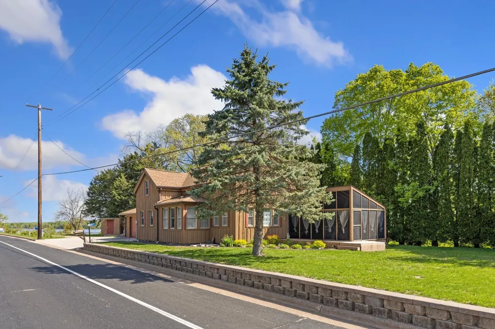 46652 Riverview Drive La Crescent, MN 55947