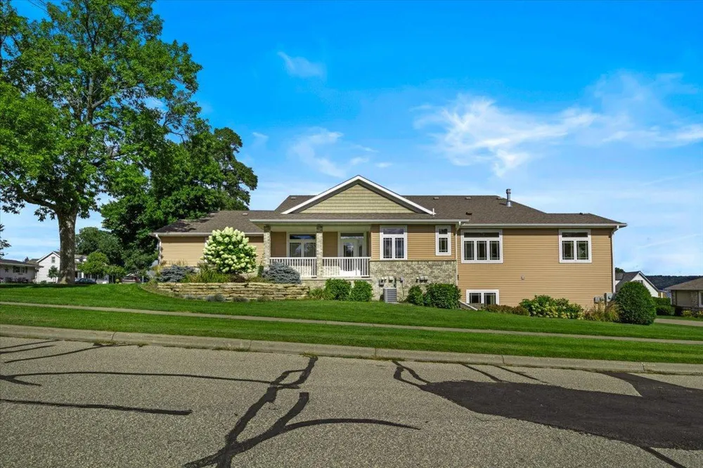 1329 S Oak Street Lake City, MN 55041