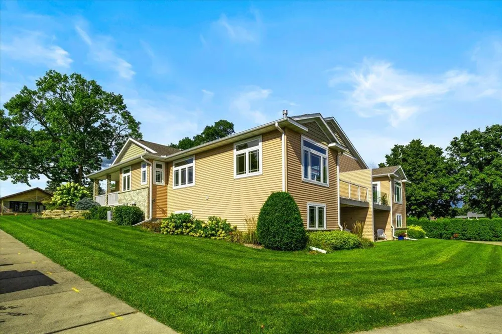 1329 S Oak Street Lake City, MN 55041