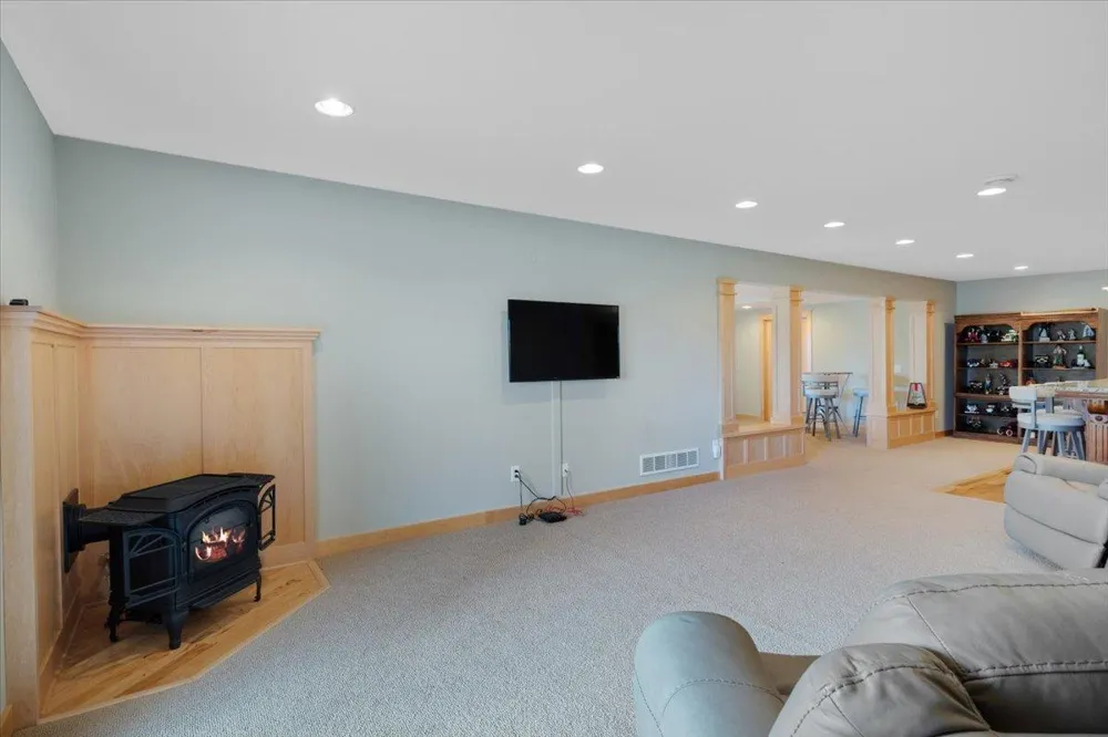 1329 S Oak Street Lake City, MN 55041