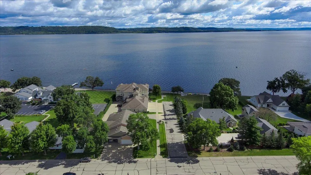 1329 S Oak Street Lake City, MN 55041