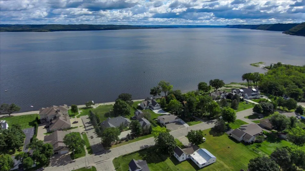 1329 S Oak Street Lake City, MN 55041