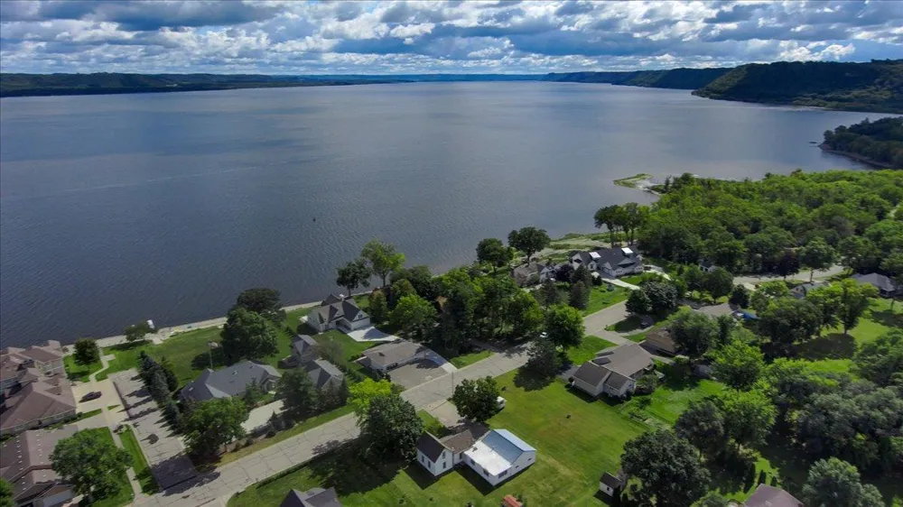 1329 S Oak Street Lake City, MN 55041