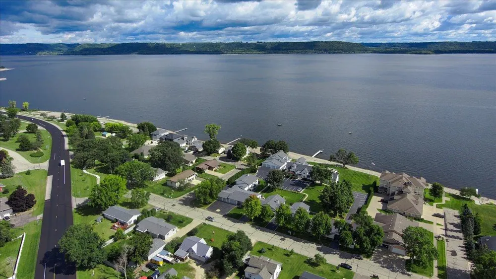 1329 S Oak Street Lake City, MN 55041