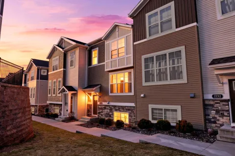 2230 Gateway Curve