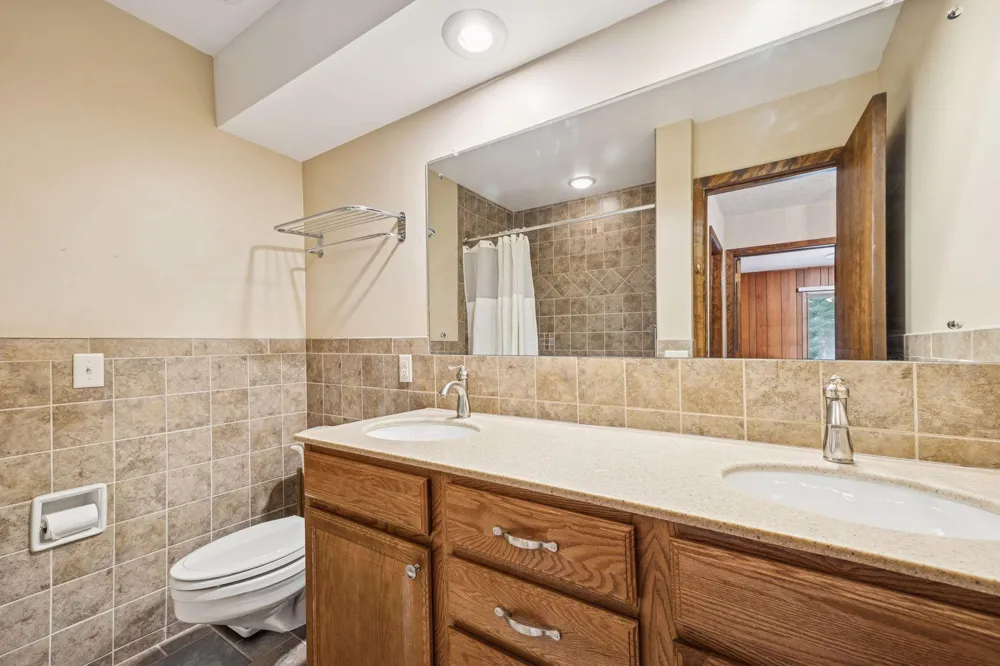 1835 Hunter Lane Mendota Heights, MN 55118