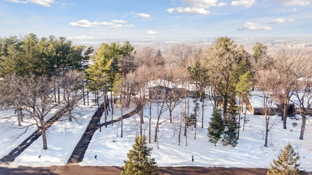 1835 Hunter Lane Mendota Heights, MN 55118