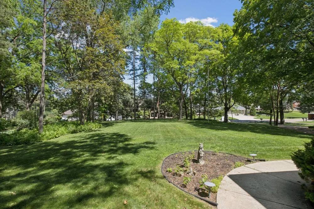 1835 Hunter Lane Mendota Heights, MN 55118