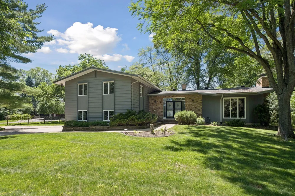 1835 Hunter Lane Mendota Heights, MN 55118