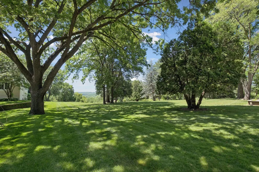 1835 Hunter Lane Mendota Heights, MN 55118