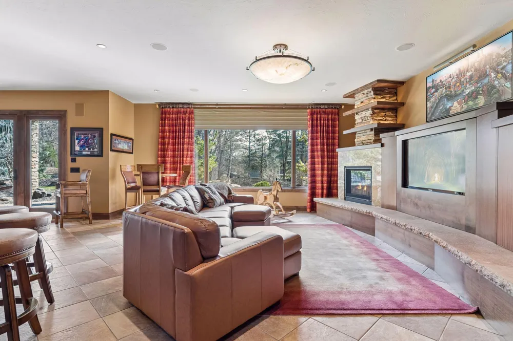 700 Hidden Creek Trail Mendota Heights, MN 55118