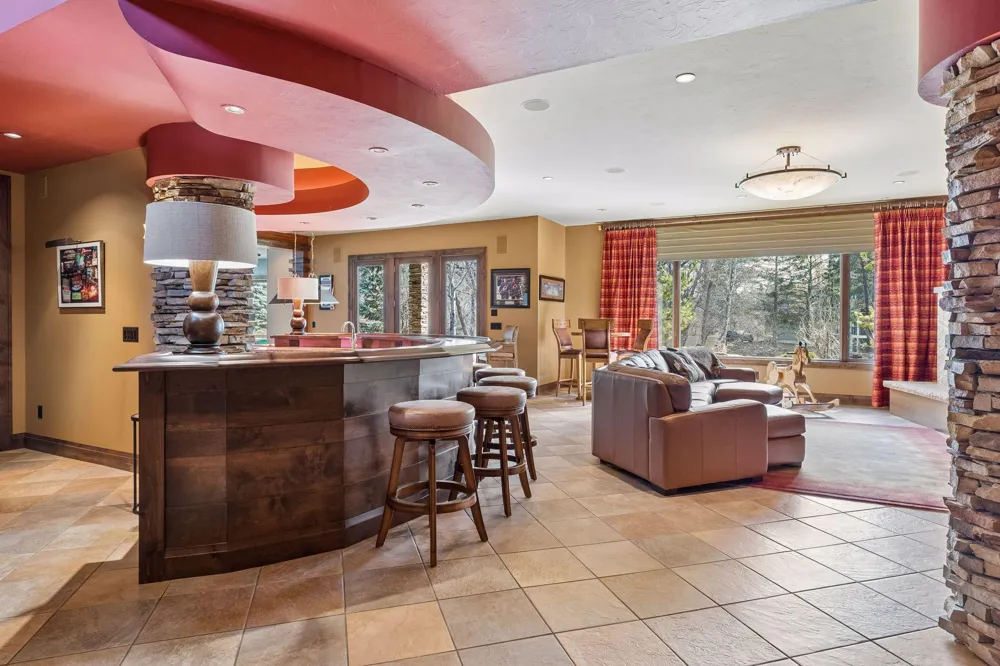 700 Hidden Creek Trail Mendota Heights, MN 55118
