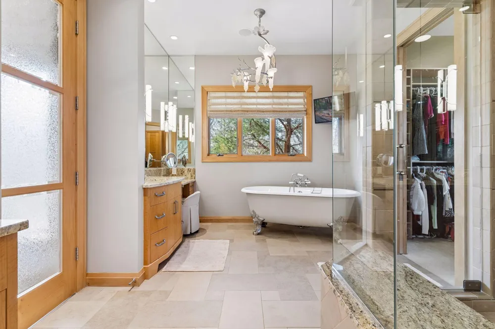 700 Hidden Creek Trail Mendota Heights, MN 55118