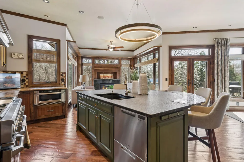 700 Hidden Creek Trail Mendota Heights, MN 55118