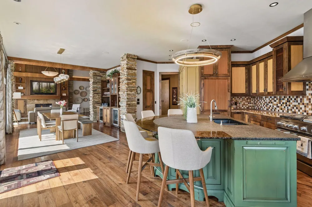 700 Hidden Creek Trail Mendota Heights, MN 55118