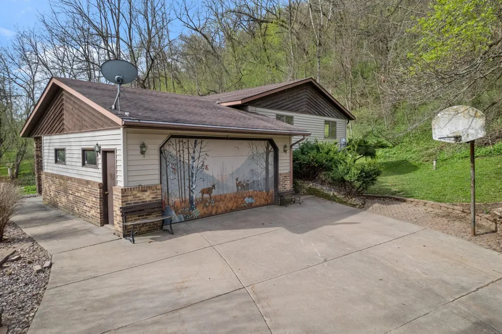 15107 County Road 25 Rollingstone, MN 55969