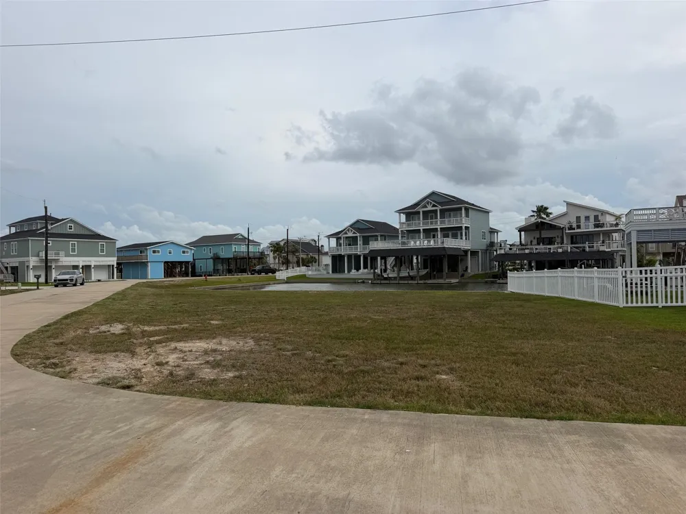 411 Neptune Circle Tiki Island, TX 77554