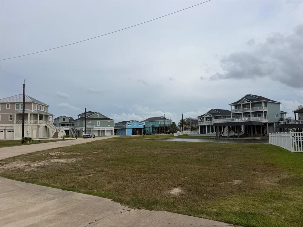 411 Neptune Circle Tiki Island, TX 77554