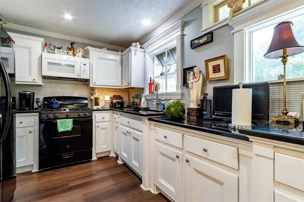 931 Trails End Drive Cleveland, TX 77328