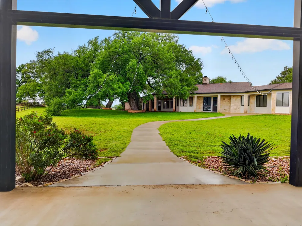 6106 SE FM Ranch Holland, TX 76534