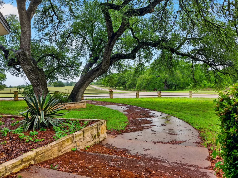 6106 SE FM Ranch Holland, TX 76534