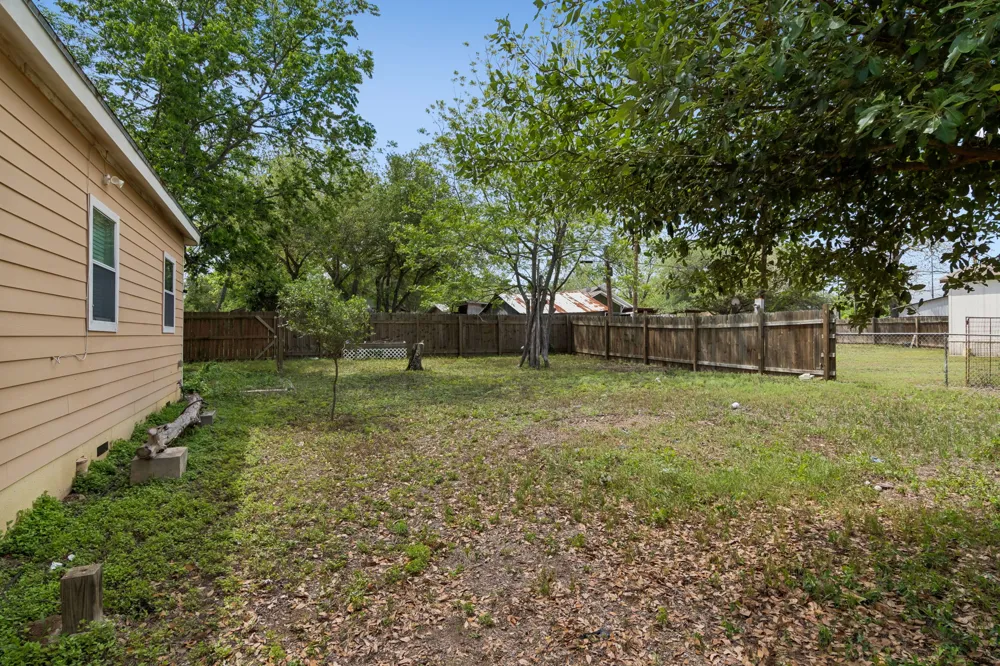 810 Lamar Street Luling, TX 78648