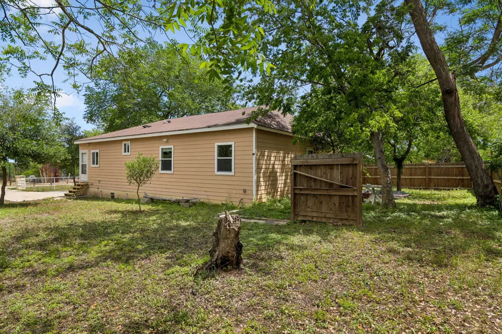 810 Lamar Street Luling, TX 78648