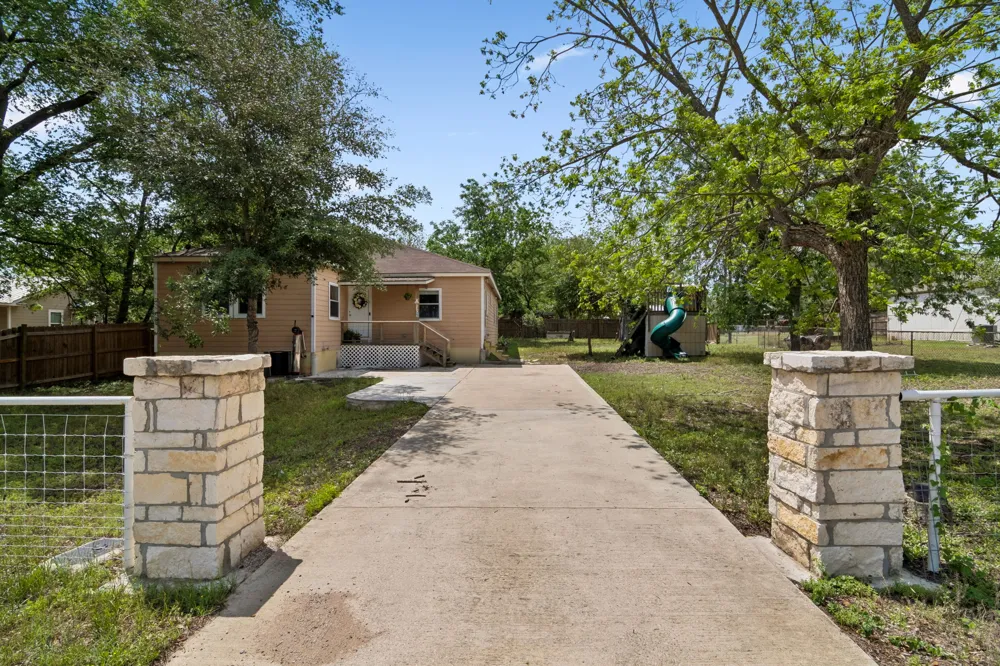 810 Lamar Street Luling, TX 78648