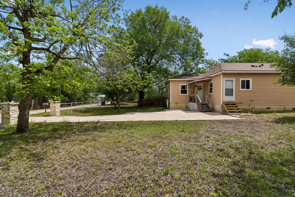 810 Lamar Street Luling, TX 78648
